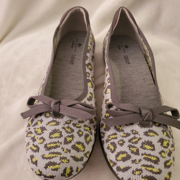 Cloudsteppers by Clarks - Fabric Flats - Gray Animal Print - 7.5 - Picture 2 of 7